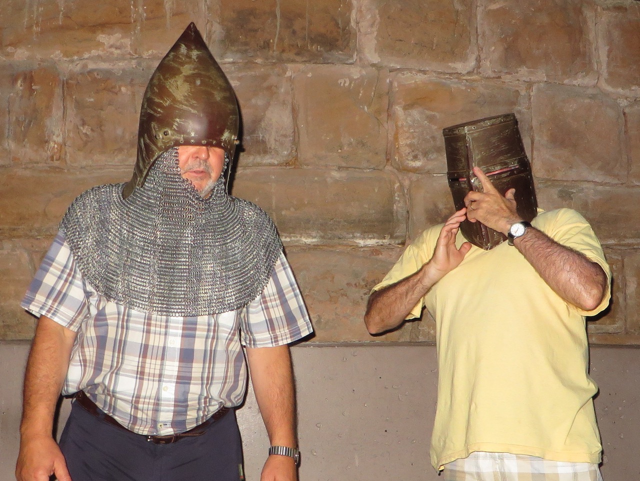 Kasematten - Ago und Stefan mit Helm