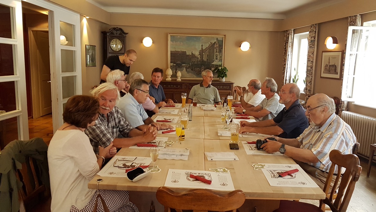 21.07.18 - 18.52.20 - Stiefelsaal Abendessen.jpg