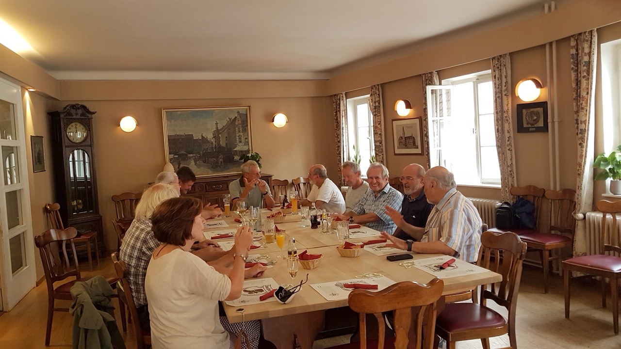 21.07.18 - 19.07.06 - Stiefelsaal Abendessen.jpg
