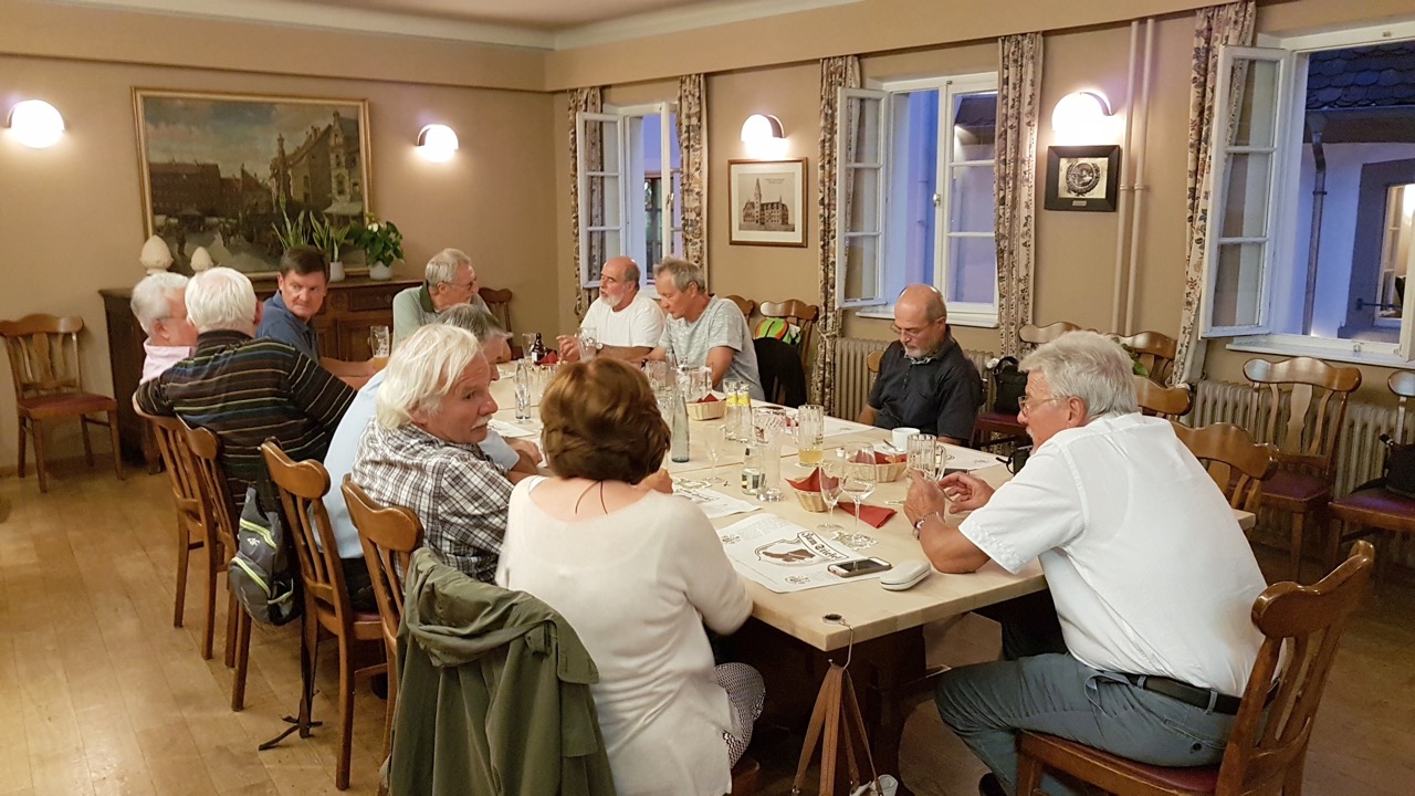 21.07.18 - 21.47.12 - Stiefelsaal Abendessen.jpg