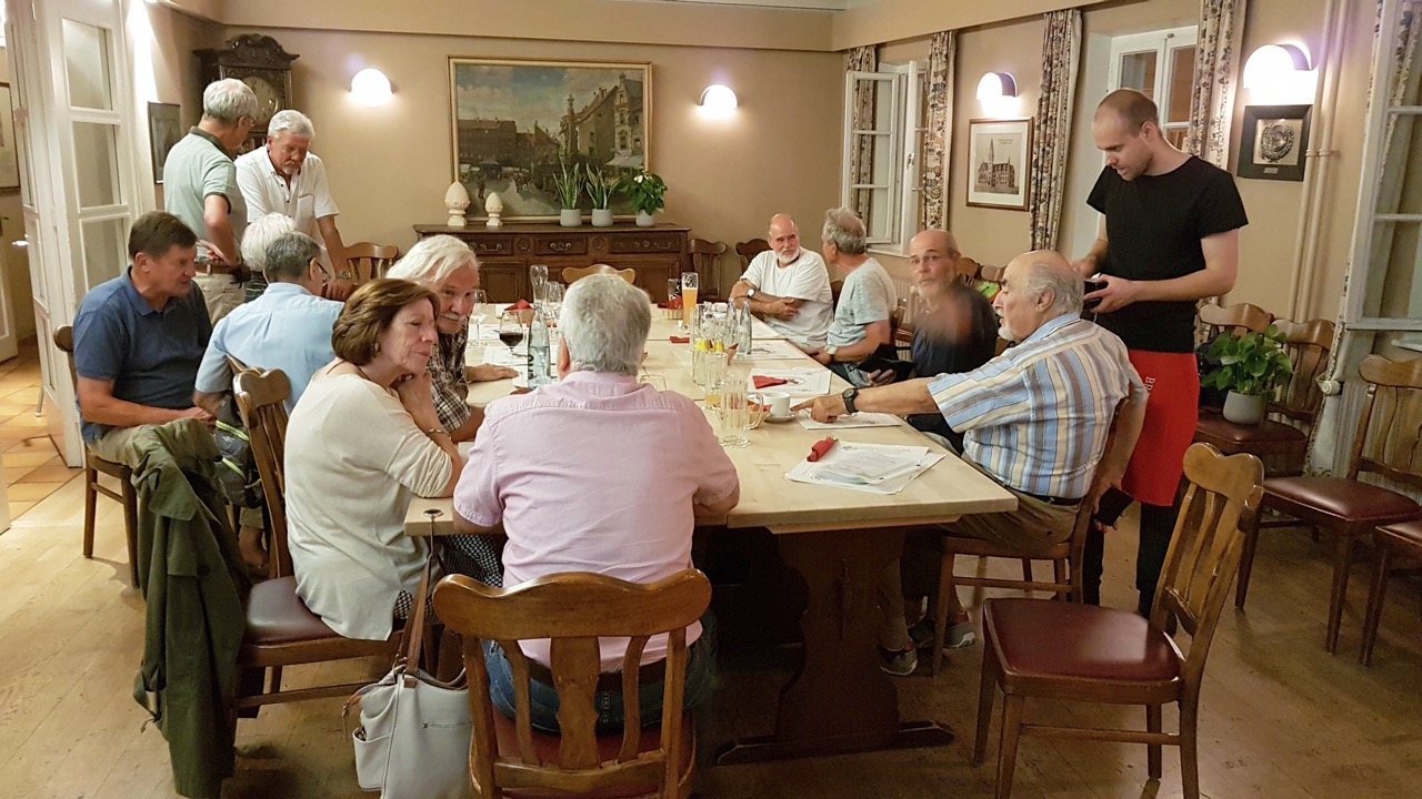 21.07.18 - 22.52.46 - Stiefelsaal Abendessen.jpg