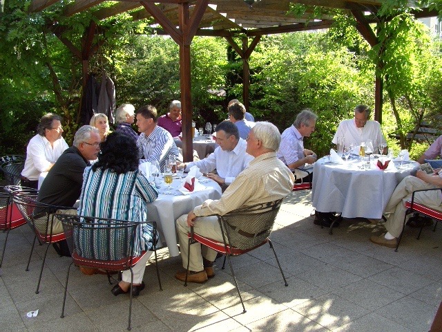 Unsere Runde im Gastgarten I.jpg