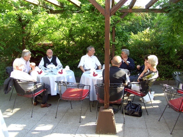 Unsere Runde im Gastgarten II.jpg