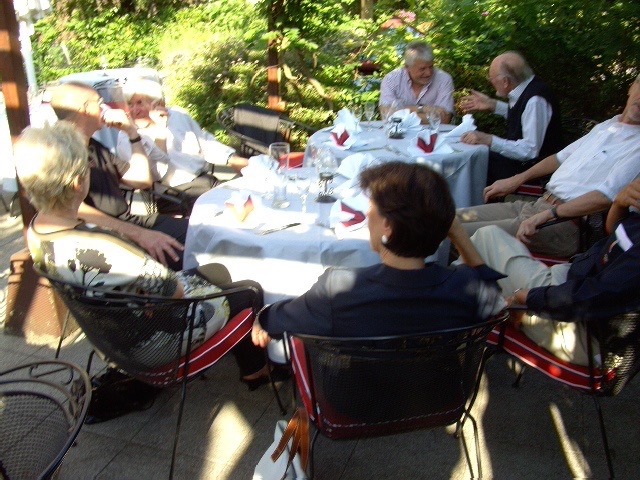 Unsere Runde im Gastgarten IV.jpg