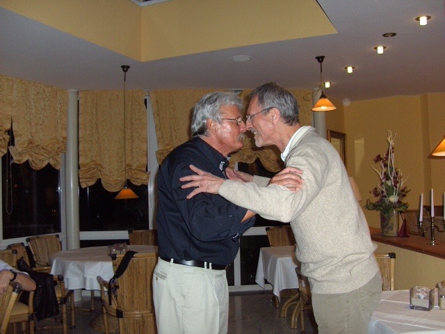 Es begrüssen sich zwei Scheichs.jpg