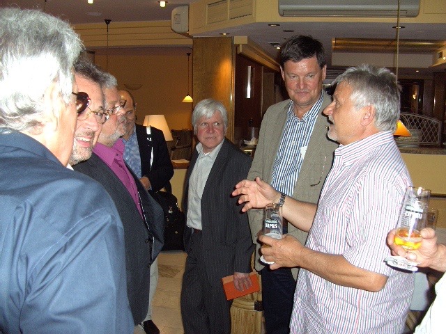 Der harte Kern am Ende des Fests.jpg