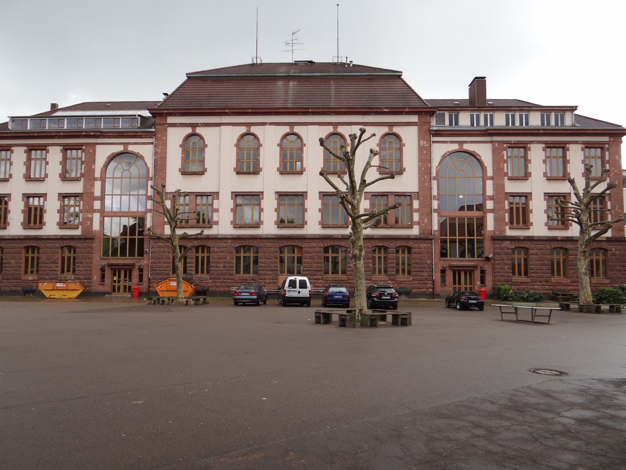 Gesamtansicht mit Autos und Müllcontainer